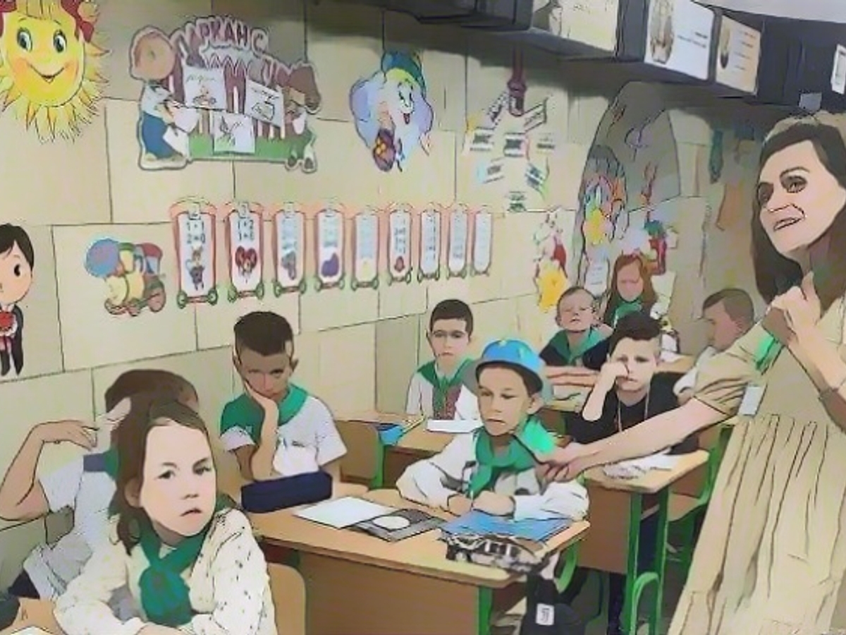 Анна Неелова с младшими школьниками во время урока.