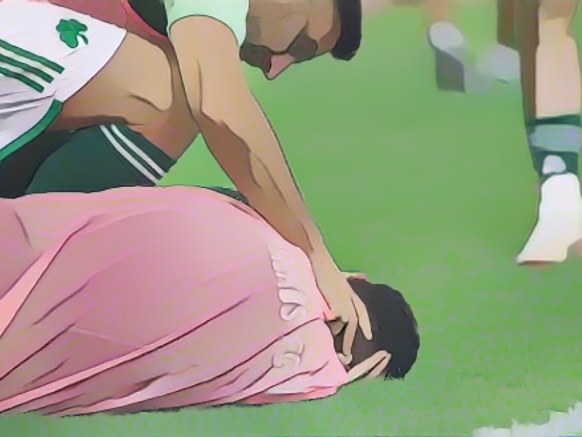 Juankar liegt auf dem Boden, Mitspieler eilen zu ihm