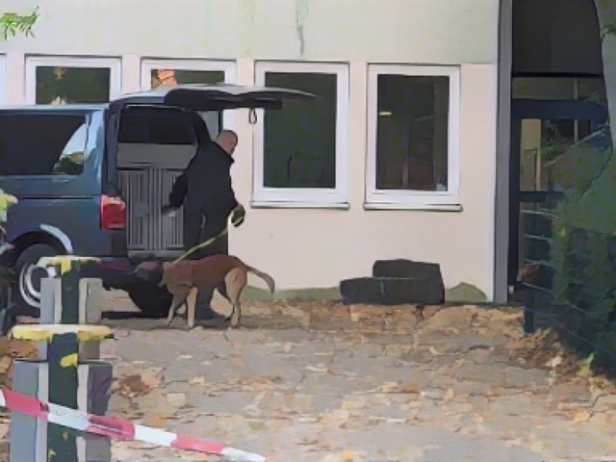 Die Polizei sucht mit zwei Spürhunden nach der vermeintlichen Bombe