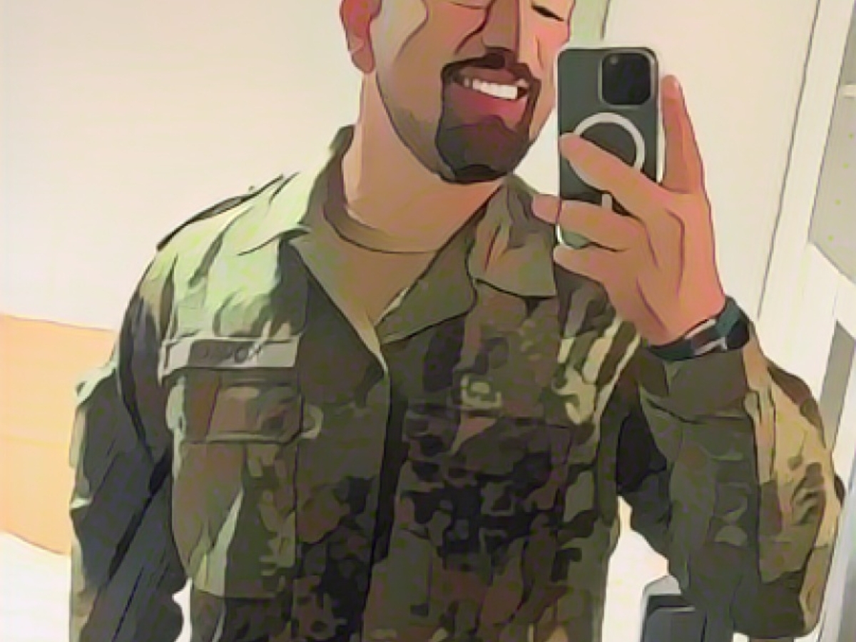 Der Soldat macht ein Selfie. Er war früher auch bei einer Spezialeinheit der Spezialkräfte