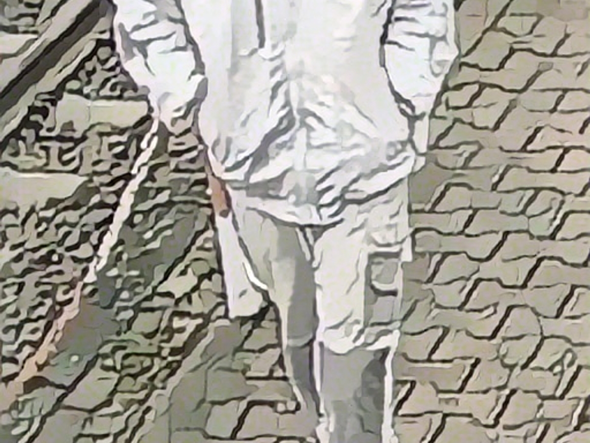 Неизвестный мужчина был снят камерой наблюдения в районе вокзала