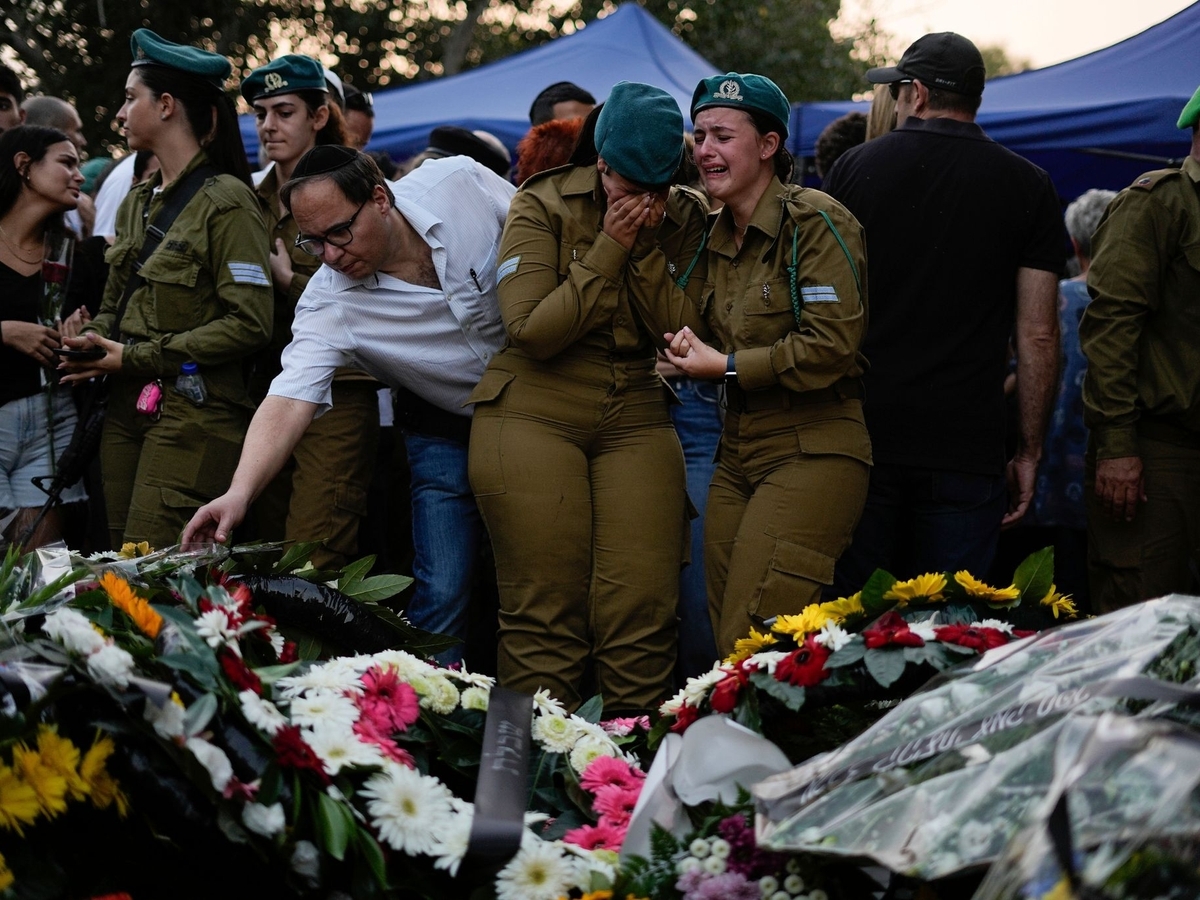 Скорбящие собираются у могил Ям Гольдштейн и ее отца Надава, убитых членами ХАМАС в своем доме в кибуце Кфар-Аза 7 октября. Остальные члены семьи, как предполагается, находятся в заложниках в Газе.