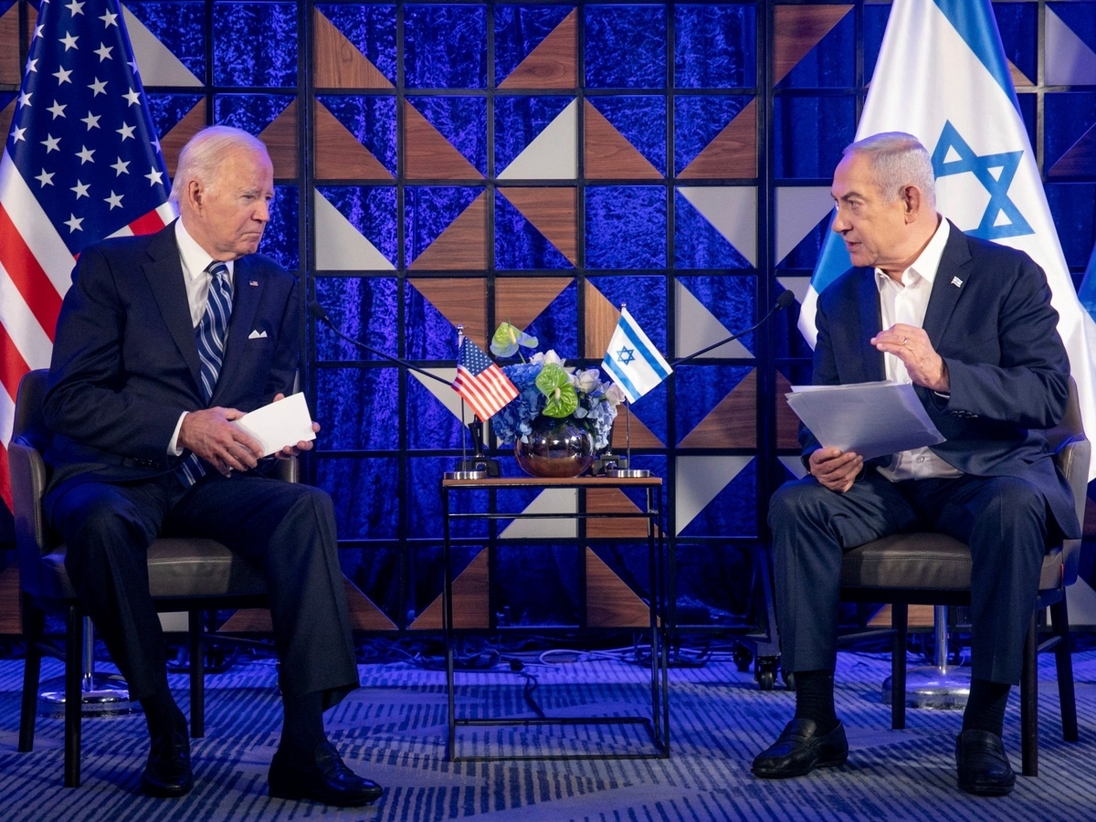 Президент США Джо Байден (л) и премьер-министр Израиля Биньямин Нетаньяху в настоящее время регулярно общаются по телефону.