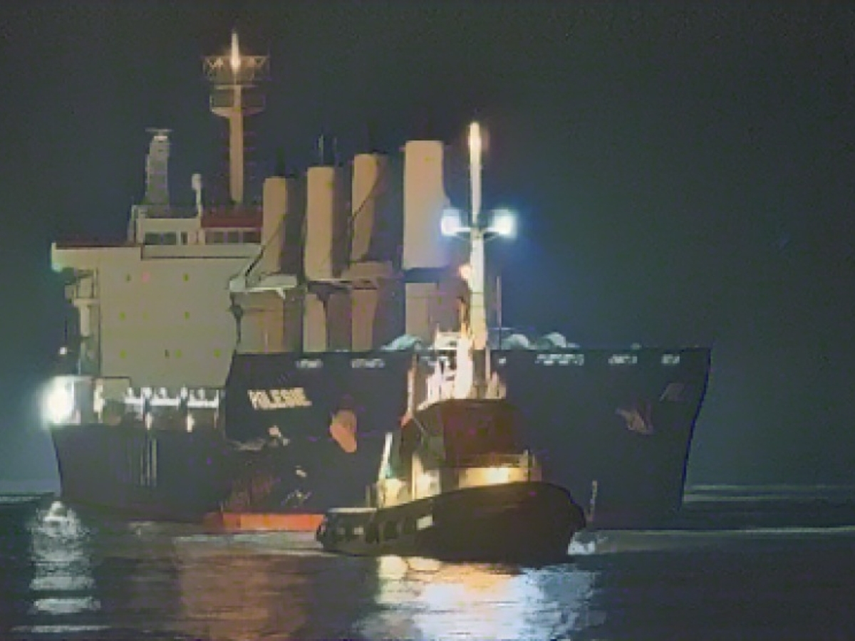 Die „Polesie“ erreichte am frühen Mittwochmorgen aus eigener Kraft Cuxhaven. Dann wurde der Frachter mit zwei Schleppern in den Hafen gezogen 