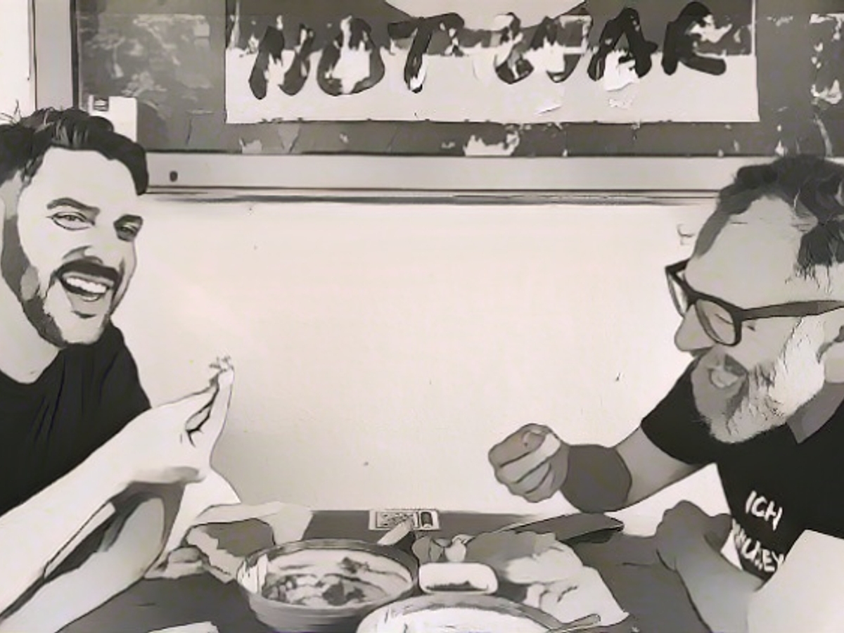 Израильтянин Оз и палестинец Джалиль (слева направо) - друзья. Они любят смеяться и готовить вместе - вы можете видеть радость на их лицах.