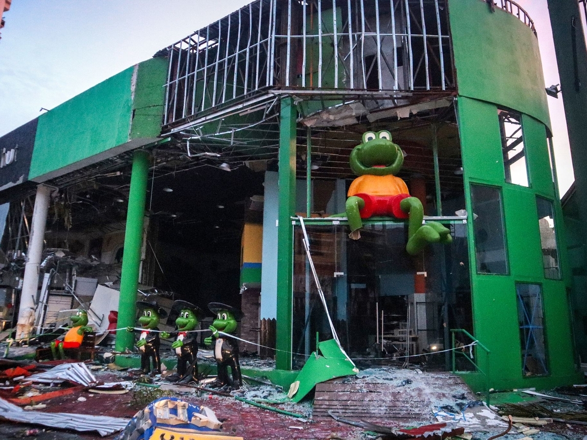 Вид на разрушенную витрину магазина в Акапулько.