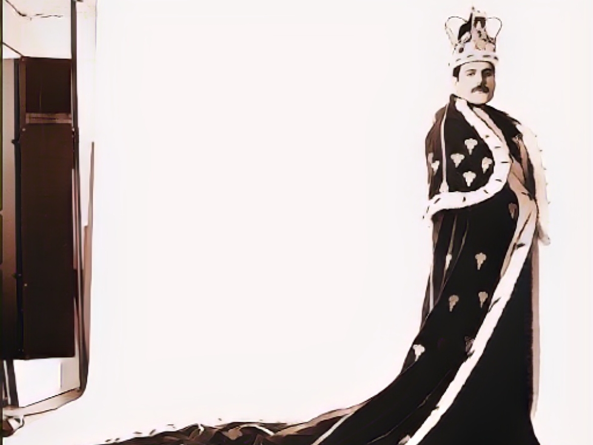 Rockstar Freddie Mercury mit Krone und Königsmantel, die er 1986 auf der 