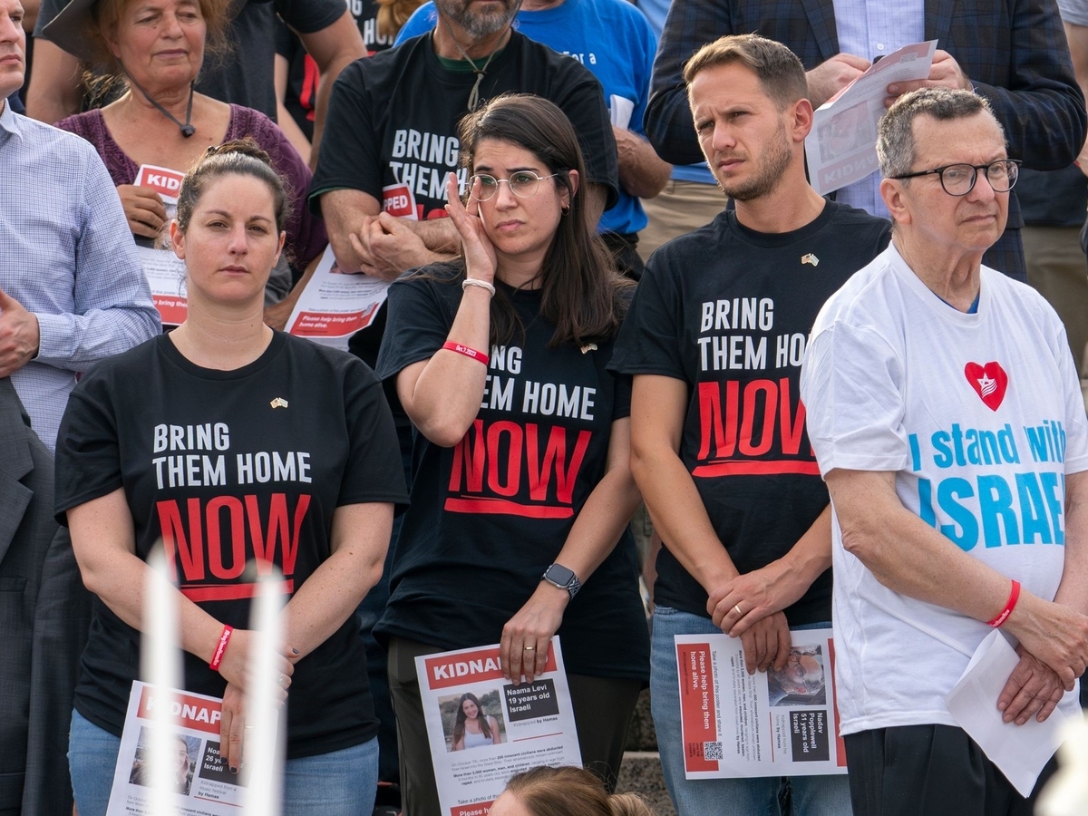 Menschen versammeln sich am Lincoln Memorial in Washington, um die Freilassung der von der Hamas in Gaza entführten Geiseln zu fordern.