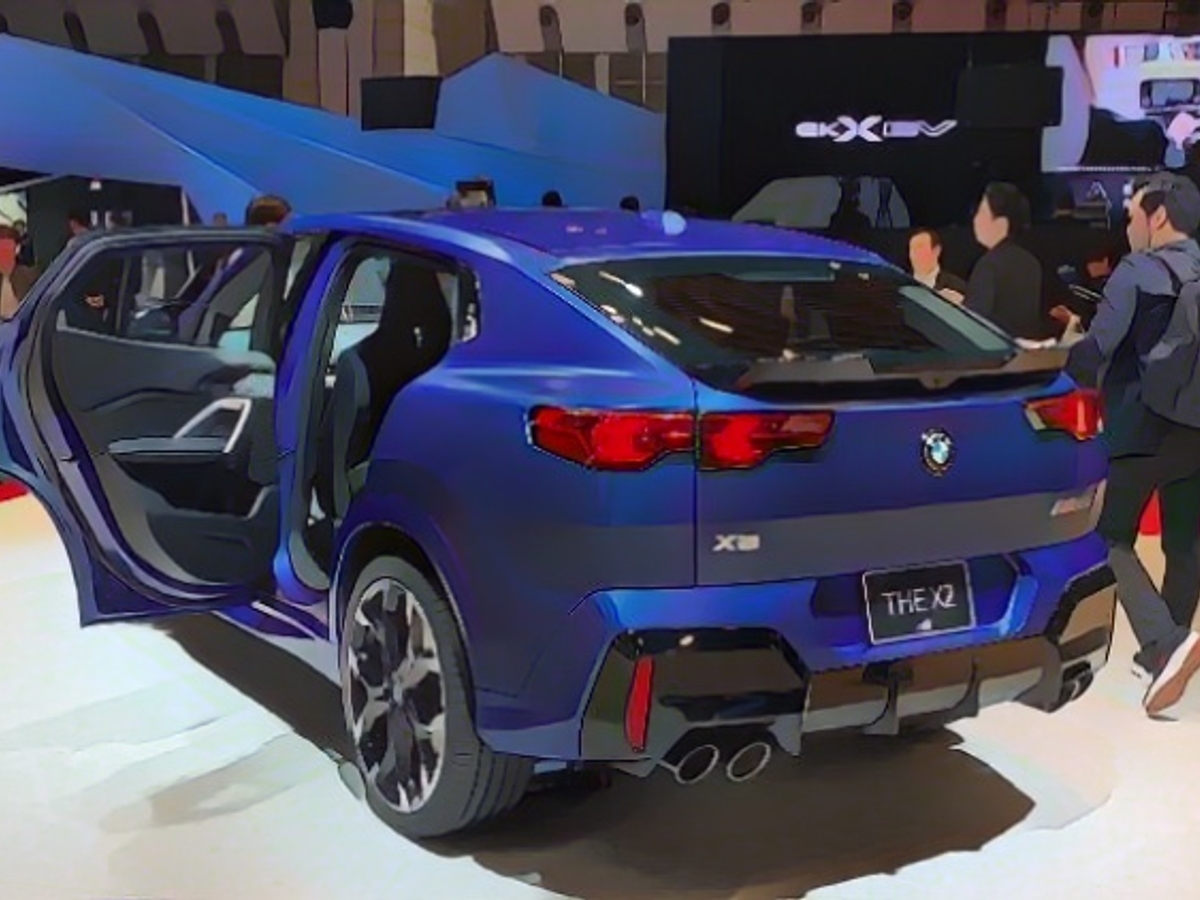 Яркие задние фонари характеризуют BMW X2. Экстравагантная четырехтрубная выхлопная система предусмотрена только для топовой бензиновой модели.