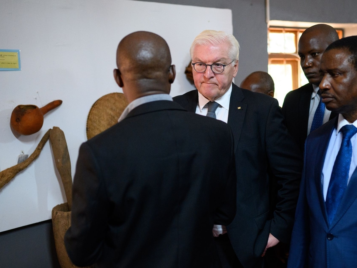Bundespräsident Frank-Walter Steinmeier besucht das Maji-Maji Museum im Memorial Park von Songea.