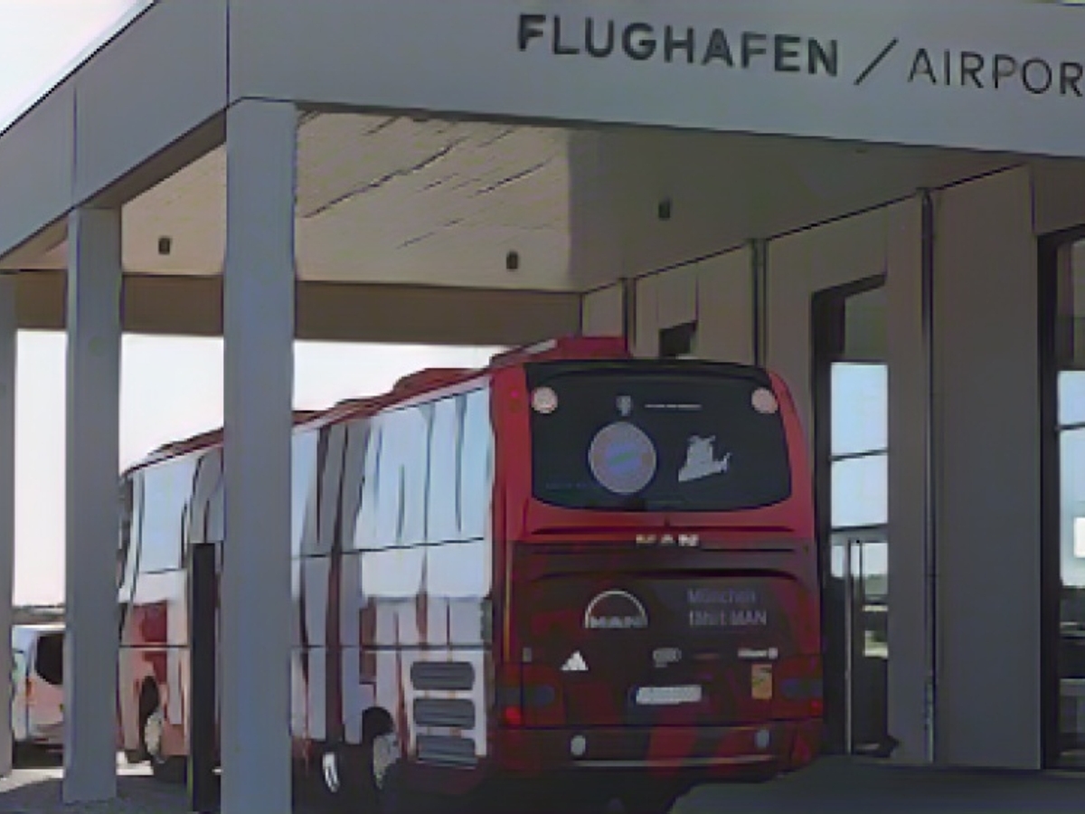 Ankunft eines Bayern-Mannschaftsbusses am Privat-Terminal in Oberpfaffenhofen