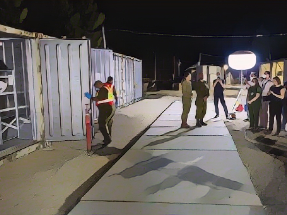 Днем и ночью на военной базе в Шуре ведутся работы по опознанию тел погибших