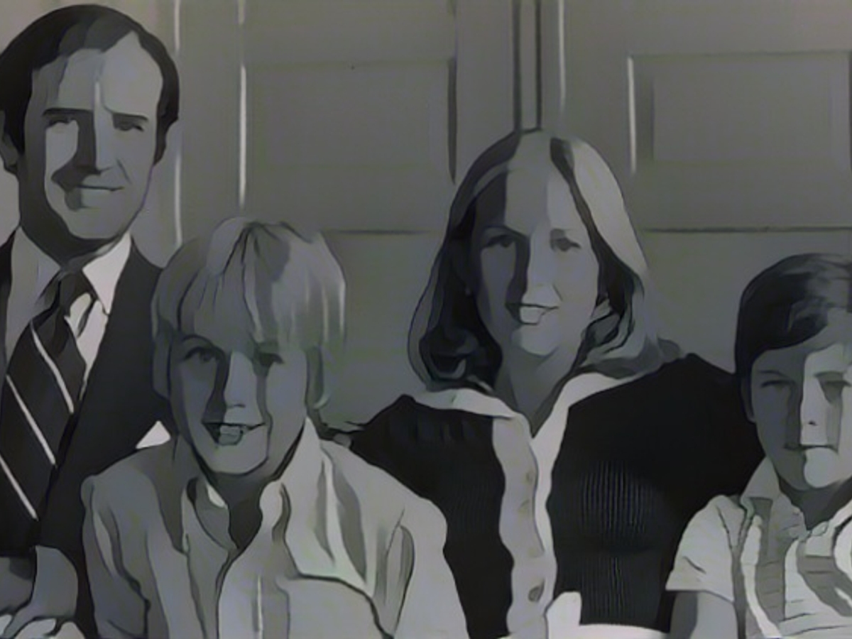 Супруги - на фото с сыновьями Джо Байдена в 1978 году - поженились в 1977 году.