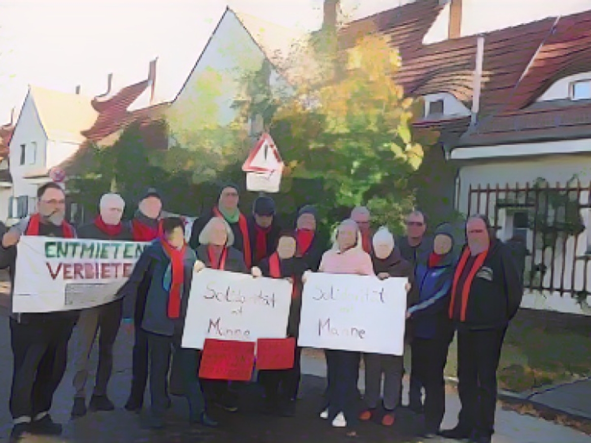 Soli-Demo für Manfred Moslehner vor seinem Haus 