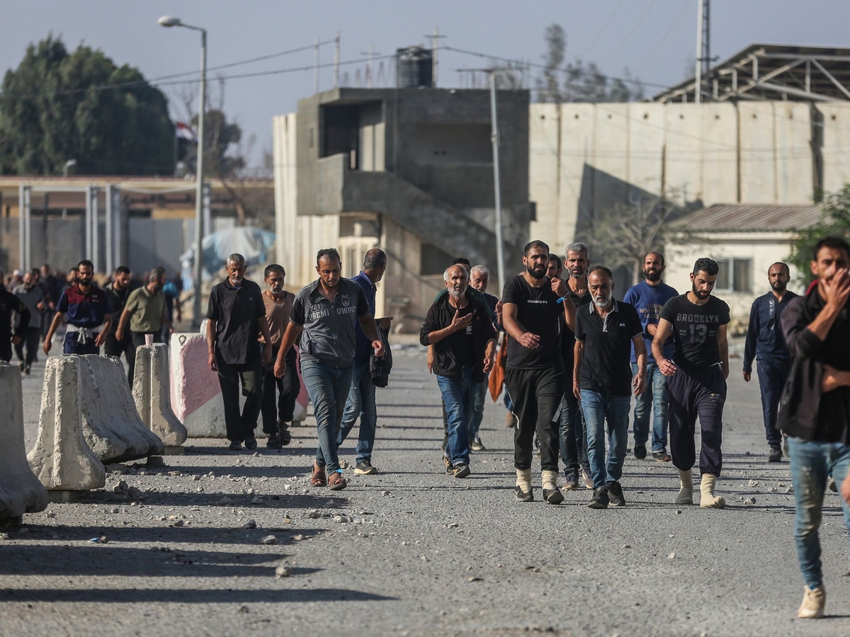 Израильская армия выпустила 3200 палестинских рабочих через пограничный пункт на юге сектора Газа.