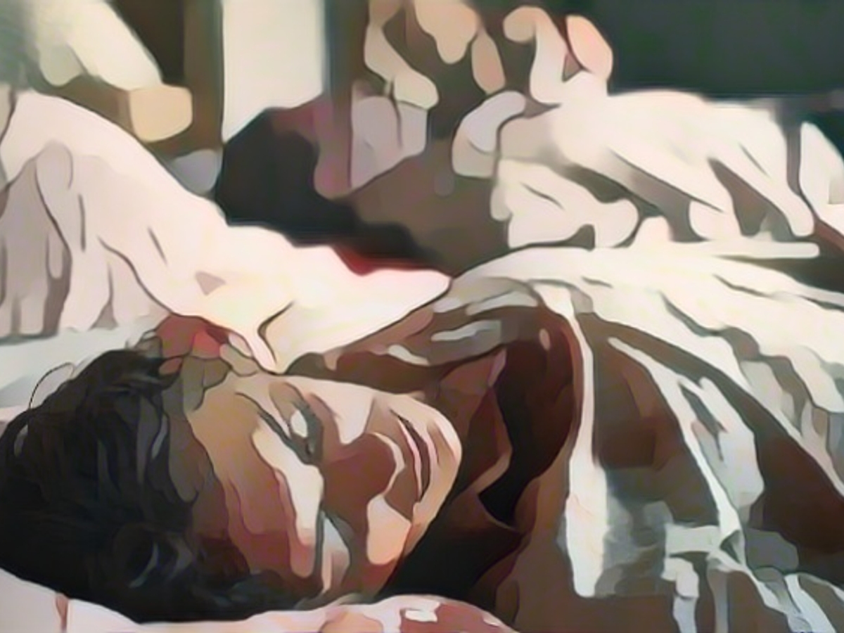 Сара (Дениз Орта) просыпается в своей постели, залитой кровью.
