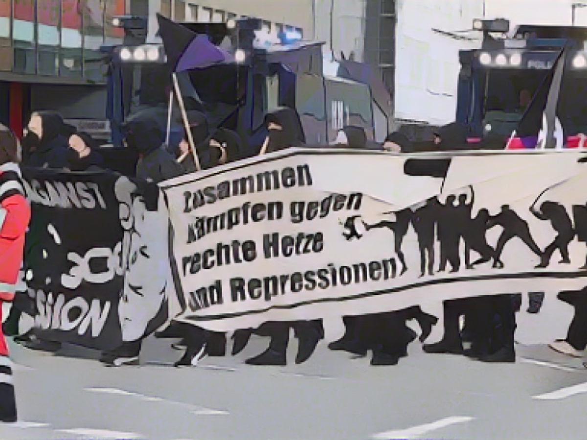 Demonstranten halten Plakate und Fahnen hoch