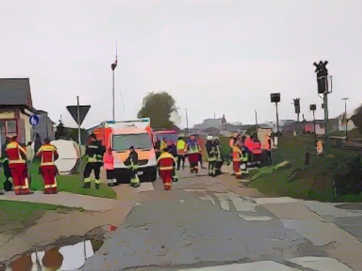 Rettungskräfte suchen mit einem Großaufgebot am Bahnhof in Westerland nach der vermissten Esther L.