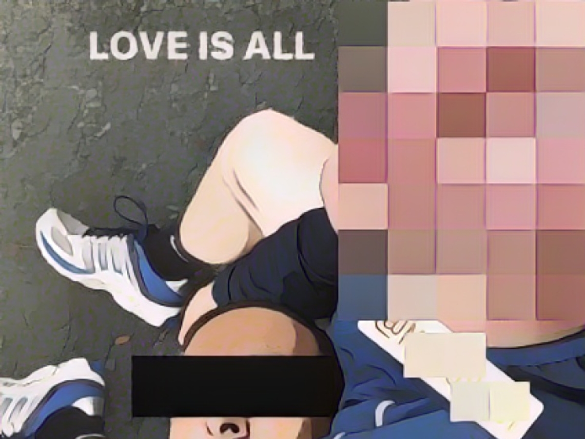 Kai K. liegt im Schoß eines Teenagers, schreibt dazu „Love is all“ 