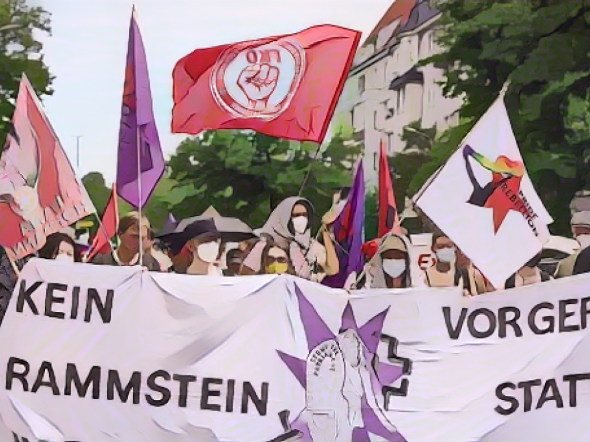 Bereits im Sommer, als die Vorwürfe bekannt wurden, gab es Proteste gegen den Auftritt von Frontsänger Till Lindemann und die Band Rammstein. Hier zu sehen: eine Kundgebung im Juli in Berlin 