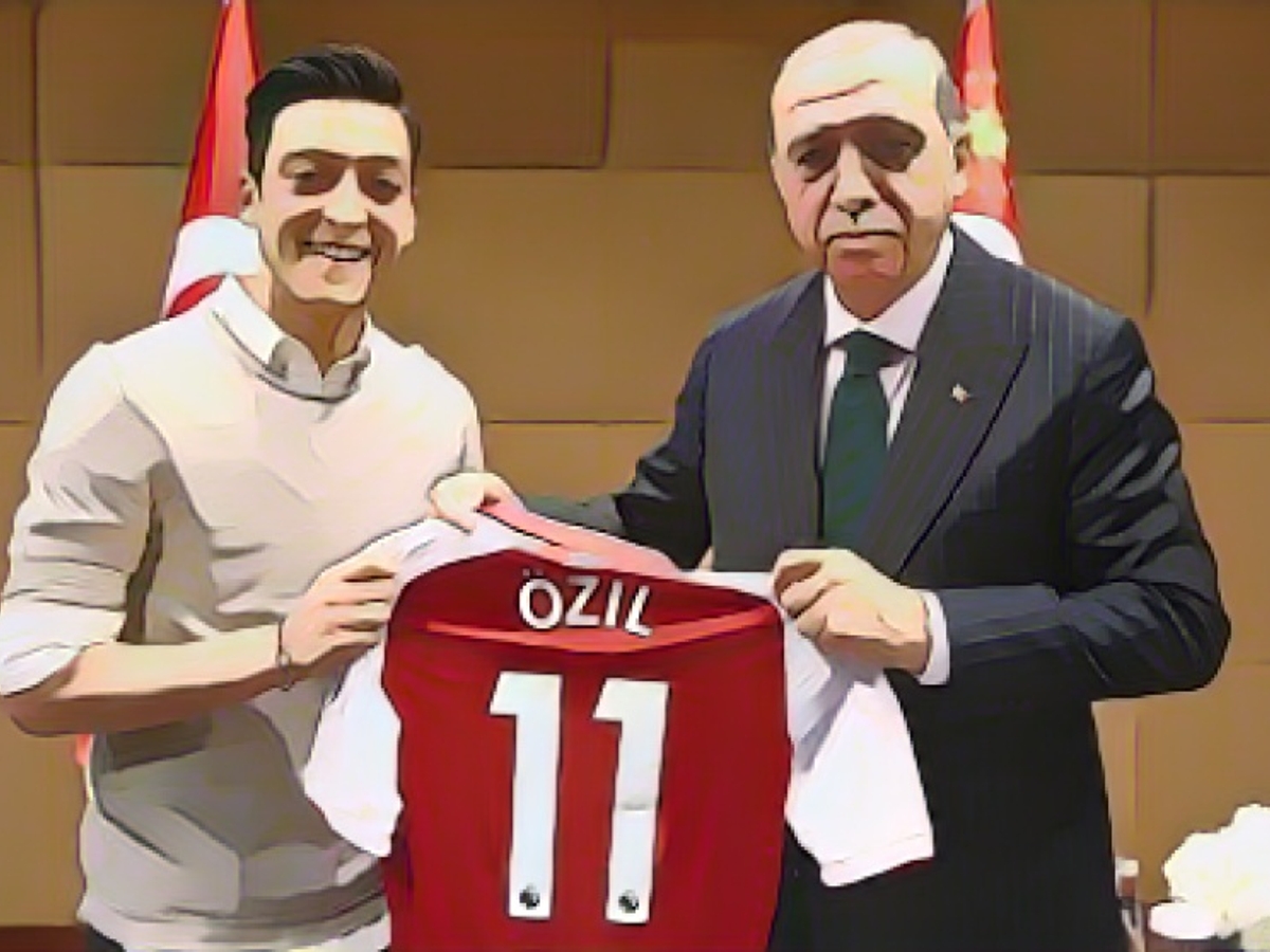 Эзил подарил президенту Турции Эрдогану (справа) футболку 