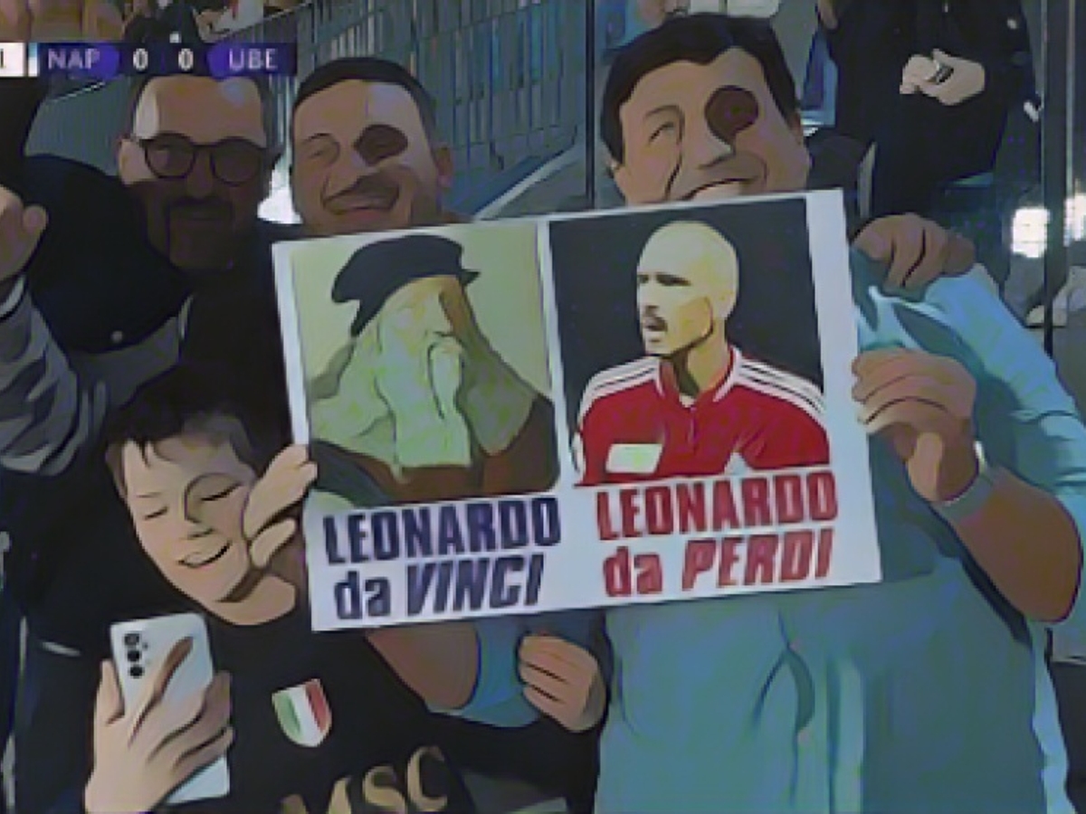 Neapel-Fans halten lachend ein Plakat von „Leonardo dem Verlierer“ hoch