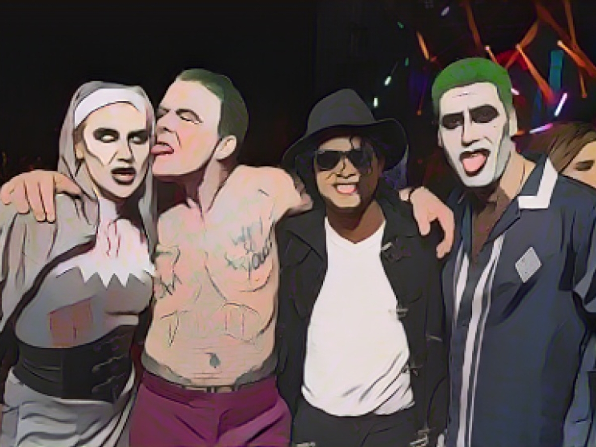 Der Bräutigam oben ohne als Joker mit verkleideten Horror-Freunden 
