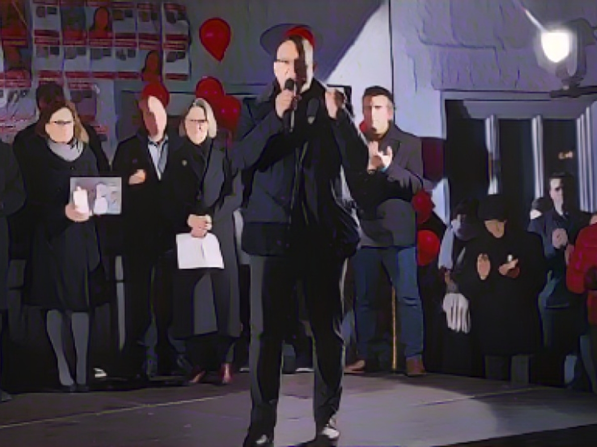 Daniel Sheffer, Vorsitzender des Stiftungsrats Bornplatzsynagoge auf der Rednerbühne. Der ganze Platz ist mit Bildern von israelischen Geiseln plakatiert