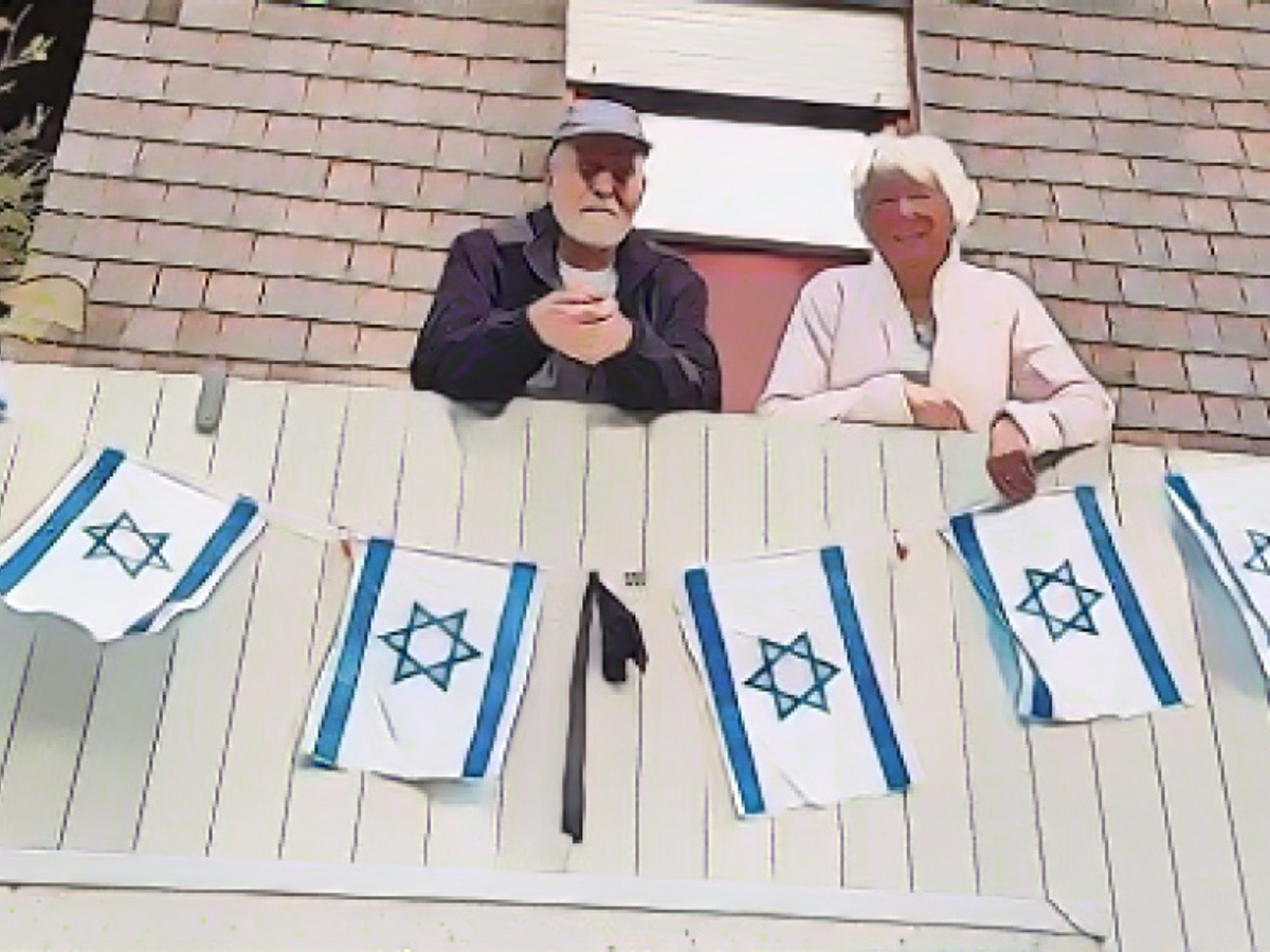 Jürgen und Dawn Kleinloh zeigen auch auf ihrem Balkon in Kreuztal Flagge pro Israel