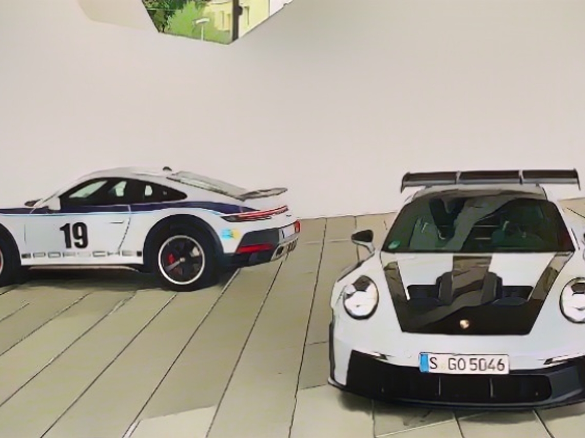 С декалями Porsche Dakar, конечно, очень привлекает внимание. Однако GT3 RS тоже нельзя назвать простым.