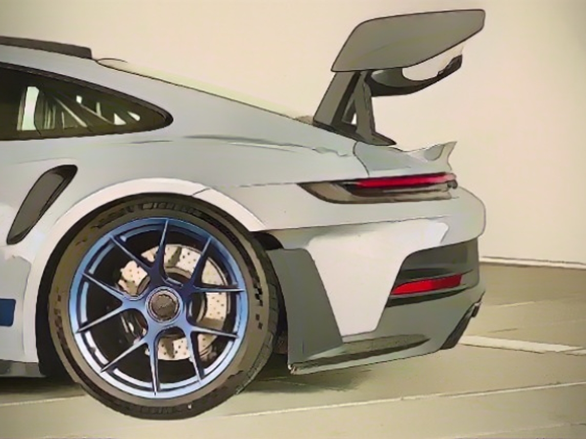 Высокотехнологичное крыло на задней части GT3-RS - не для показухи. Оно абсолютно необходимо для того, чтобы выбивать рекорды круга на асфальте Нордшляйфе.