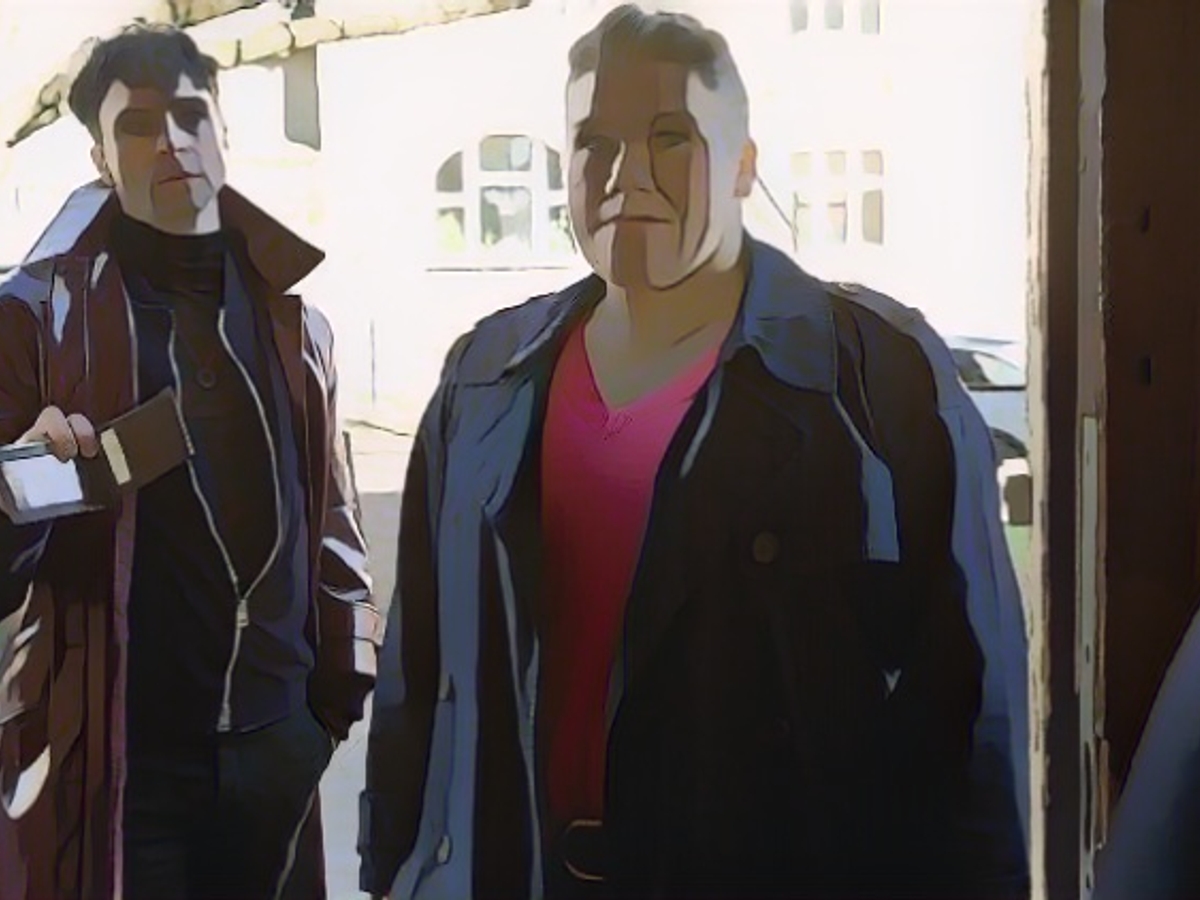 Инспектор Винсент Росс (Андре Качмарчик) и Лушке расследуют дело семьи жертвы.