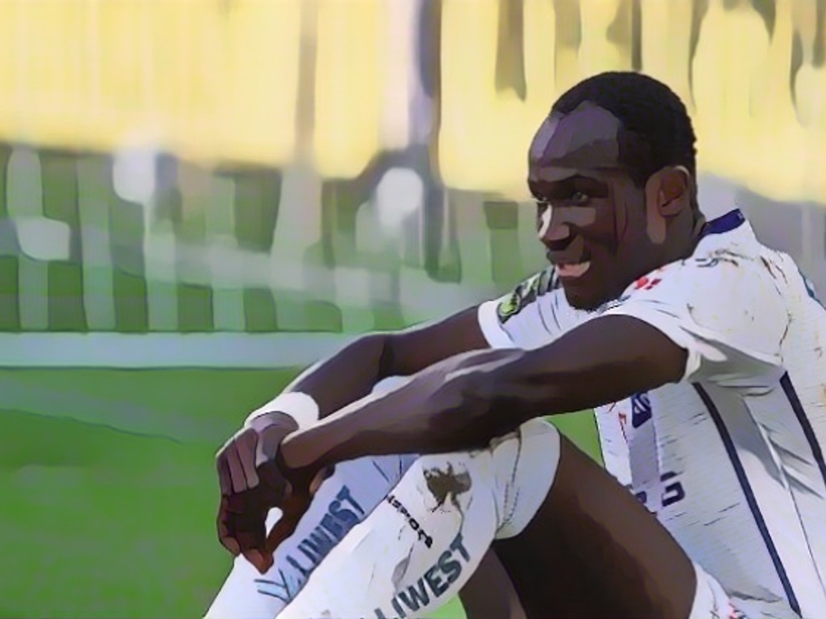 Professional soccer player collapses and dies on the pitch