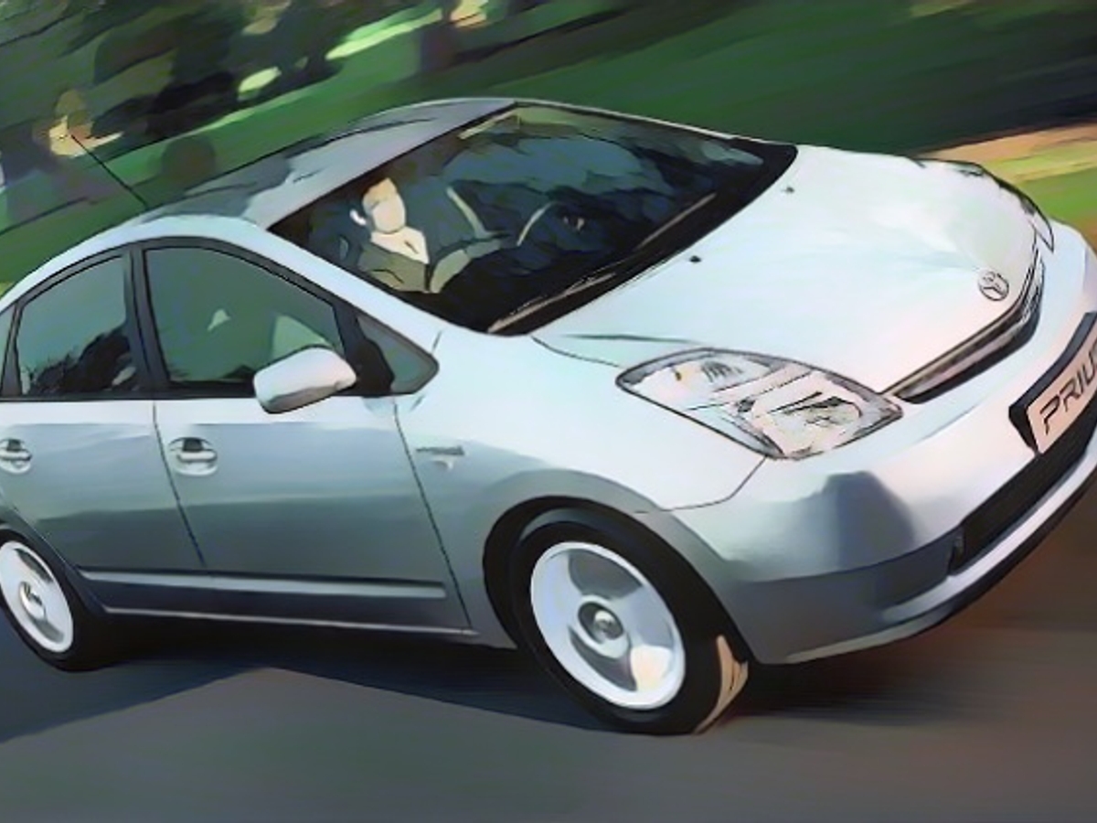 Второе поколение Prius (с 2003 г.) задало стандарты аэродинамики благодаря низкому коэффициенту лобового сопротивления 0,26 и было представлено в виде пятидверного хэтчбека.