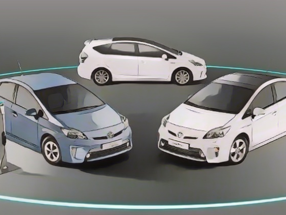 Семейство Toyota Prius 2011 года: спереди слева - Toyota Prius Plug-in Hybrid, спереди справа - Toyota Prius Hybrid, сзади - Toyota Prius+.