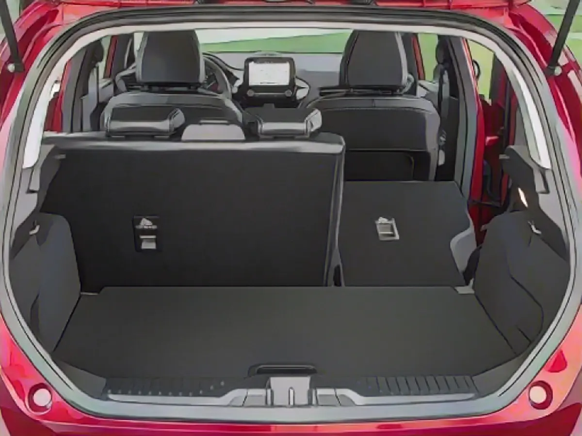 Багажник Ford Fiesta вмещает 292 литра или чуть менее 1100 литров при сложенных задних сиденьях.