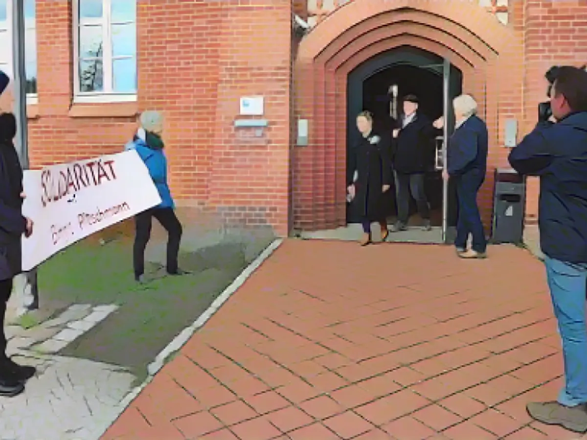 Сторонники учительницы начальных классов из Зальцведеля ждали у здания суда по трудовым спорам