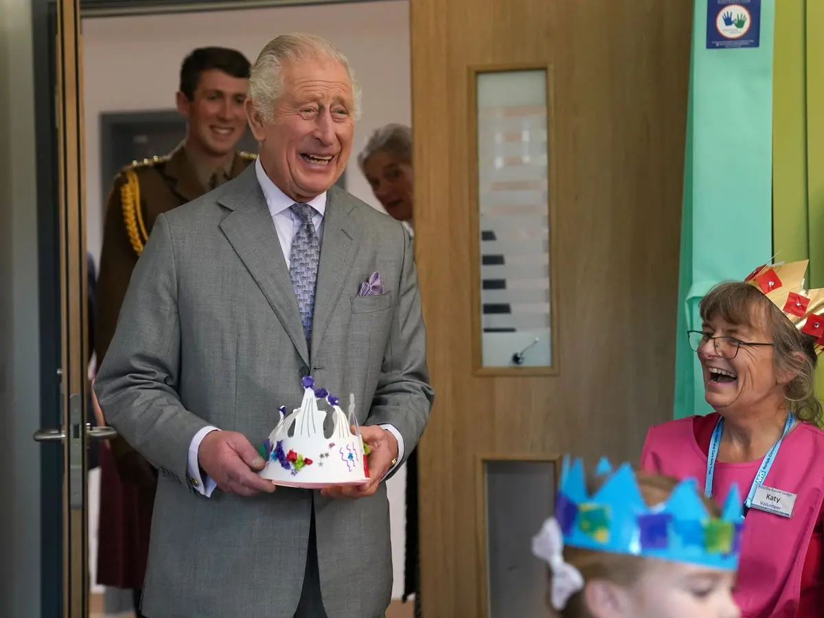 El rey Carlos III en la inauguración del hospicio Priscilla Bacon Lodge en Norwich.
