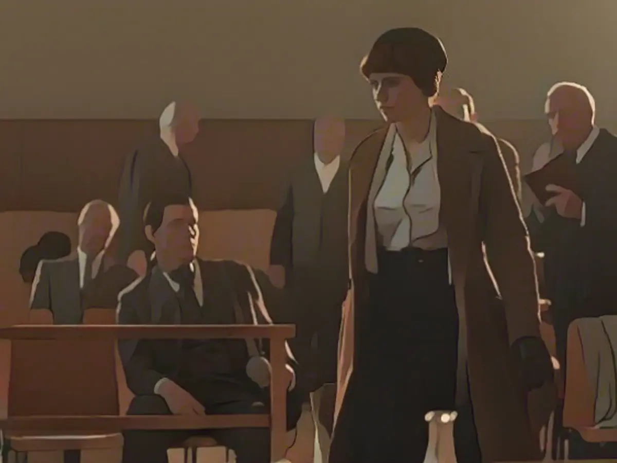 Eva (Katharina Stark) sólo se entera de los asesinatos masivos de Auschwitz en los tribunales.