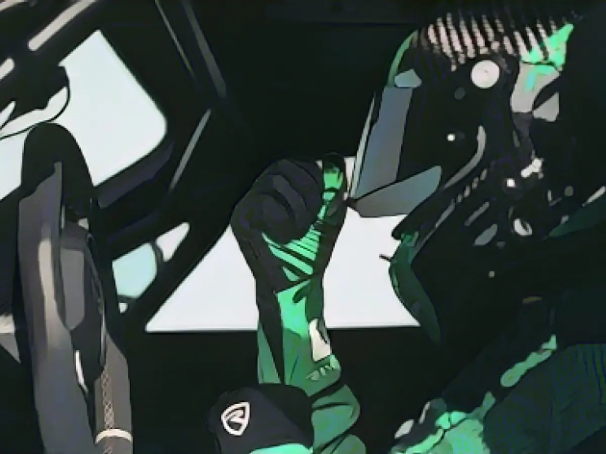 Роликовый каркас и шлем защищают Горана Дрндака в автомобиле Rekord, который является тест-пилотом Rimac
