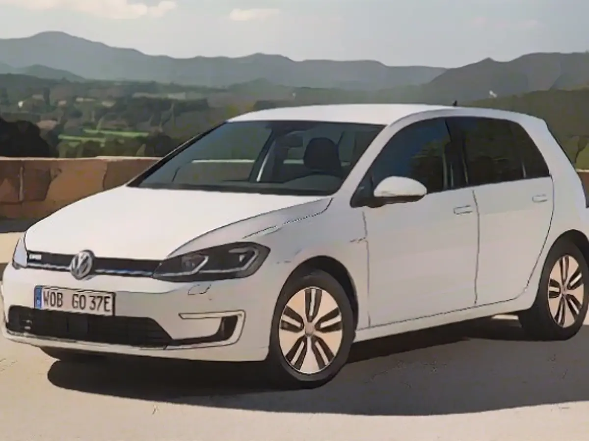VW e-Golf занимает первое место в рейтинге электронных автомобилей.