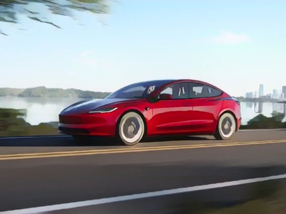 Как ни удивительно, но Tesla Model 3 замыкает тройку лидеров.