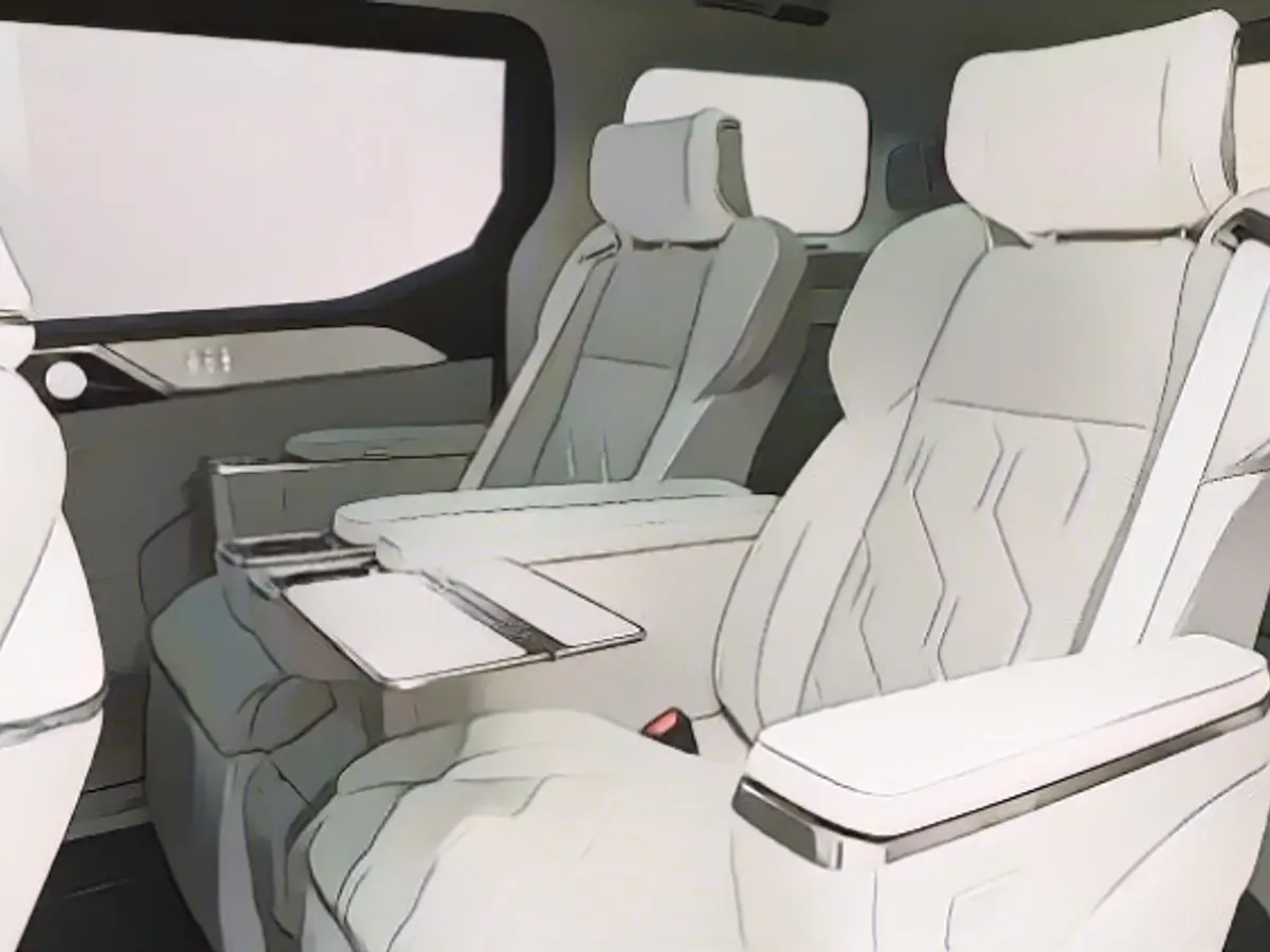 Den Innenraum des Volvo EM90 dominieren zwei Ledersessel, die wie aus der First Class eines Flugzeugs wirken.