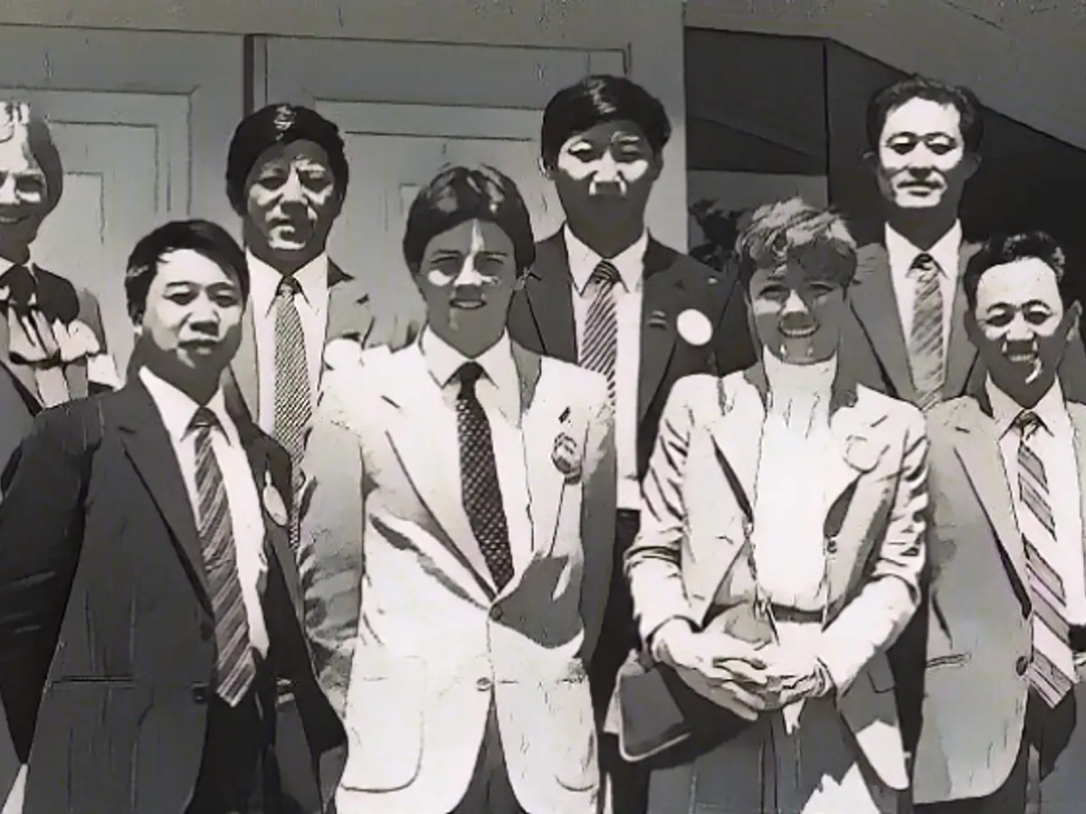 Си Цзиньпин посетил небольшой городок Маскатин в штате Айова в 1985 году - он третий слева в последнем ряду. В то время Си был партийным секретарем уезда Чжэндин на севере Китая.