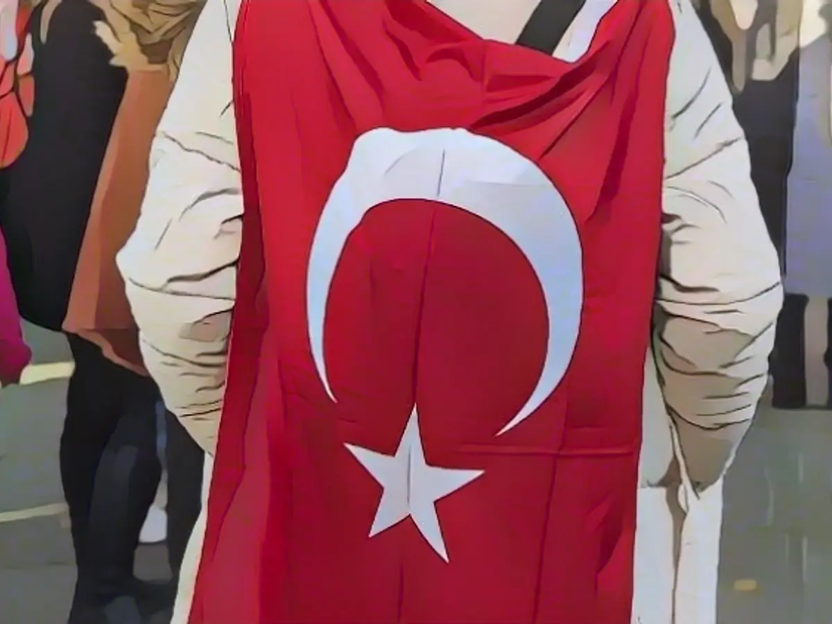 Alla manifestazione pro-Palestina si sono viste anche bandiere della Turchia.