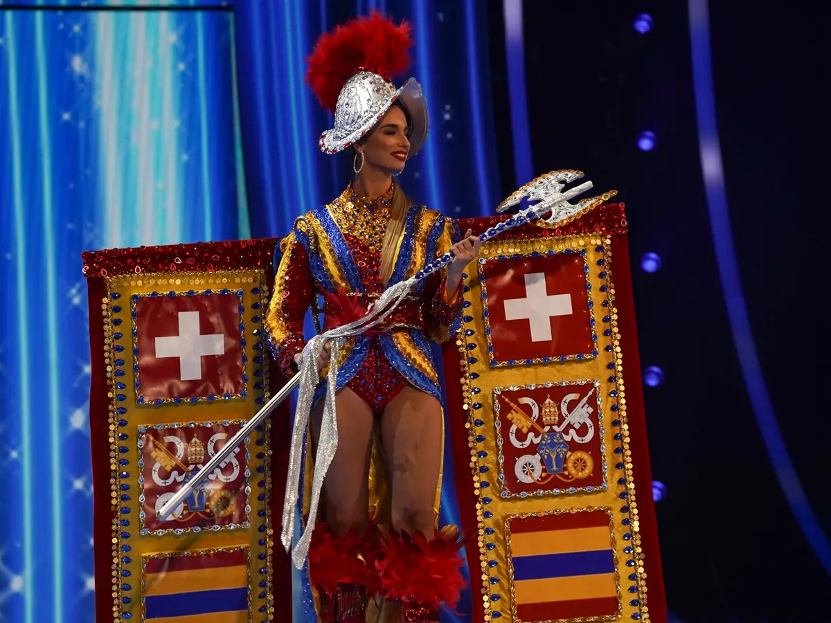 Мисс Швейцария Лорена Сантен на показе национальных костюмов в рамках 72-го конкурса 