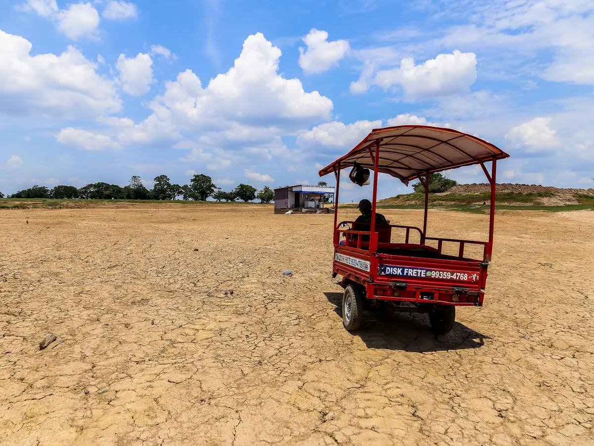 O mașină de mici dimensiuni trece peste o zonă în care se afla Laguna Lagoa da Francesa. Din cauza secetei, laguna a dispărut.