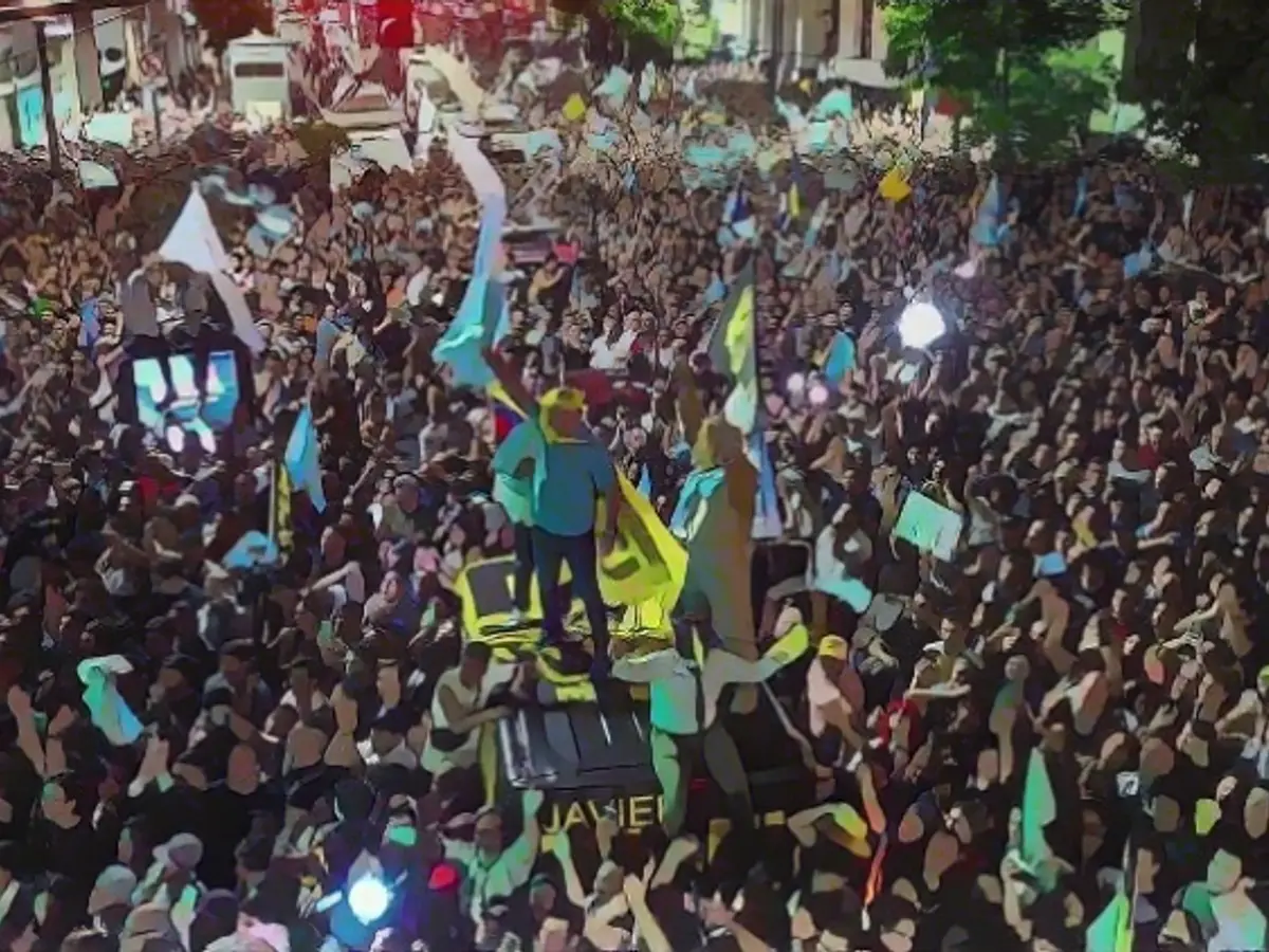 Feiernde Menge vor Mileis Wahlkampfzentrale im Zentrum von Buenos Aires