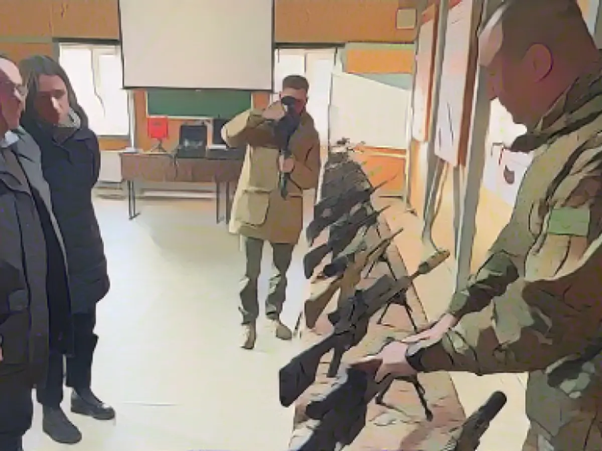 Minister Pistorius inspects personal weapons - including German originals Minister Pistorius inspects personal weapons - including German originals
