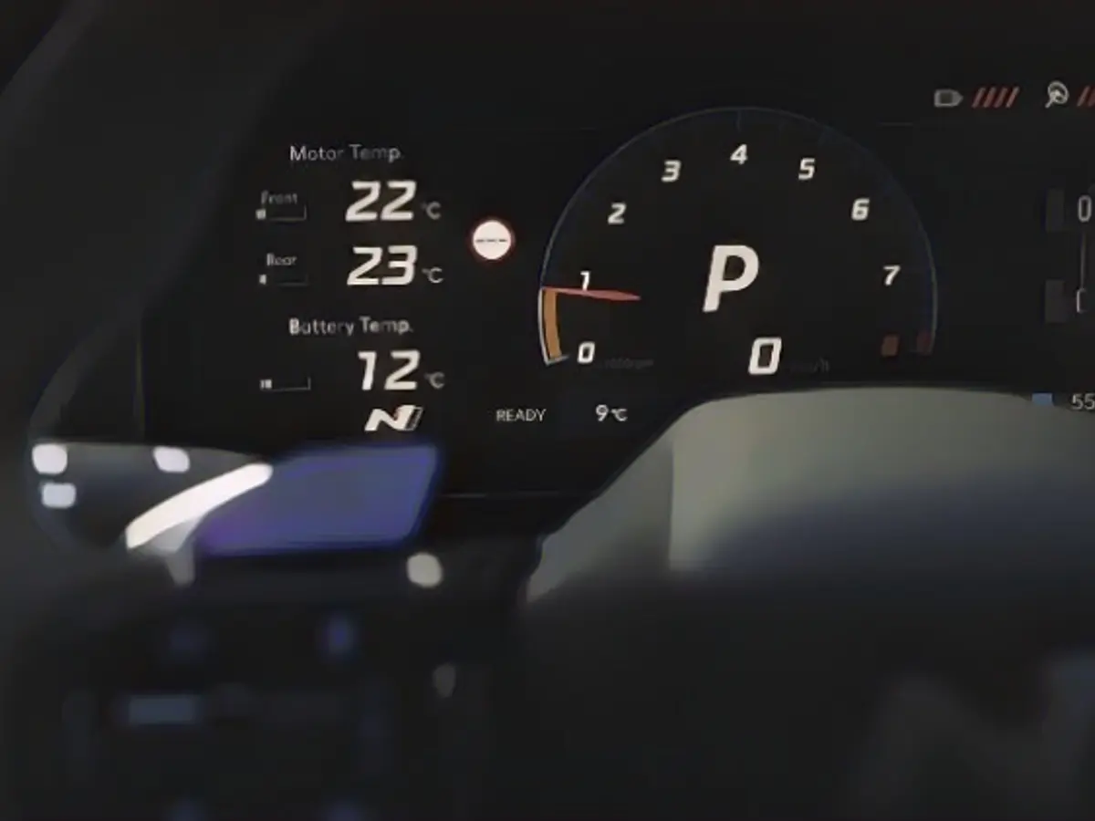 Несмотря на то, что Hyundai Ioniq 5 N работает на электричестве, он оснащен счетчиком оборотов.